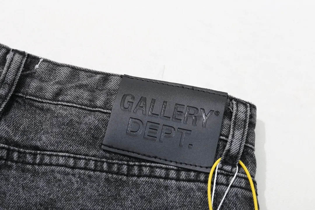 P230 model number: D218 GALLERY DEPT & Chrome hearts. Spliced cross loose washed flared jeans to truly restore the ultimate vintage texture. The original hardware accessories, washed and other elevators, QR code analysis are all purchased from the original factory, with high degree of restoration. You are welcome to compare the products~ Three-dimensional version, loose and comfortable, not picky about the figure, taller and slimmer, factory Seiko, original quality control, same style for men and women, can be matched with couples, versatile recommendation, must-have jeans for all seasons Trendy people have been disappointed. From the quality selection of fabrics, the tailoring of details, and the matching of patterns, everything is impeccable! The upper body is so handsome when worn...it can be easily worn by men, women and children! The craftsmanship uses heavy-duty washed pure cotton denim fabric. After washing, it is soft and thick. It is very stylish when worn on the body. Size: 28, 30, 32, 34, 36 (S-XXL) Color: Stitching